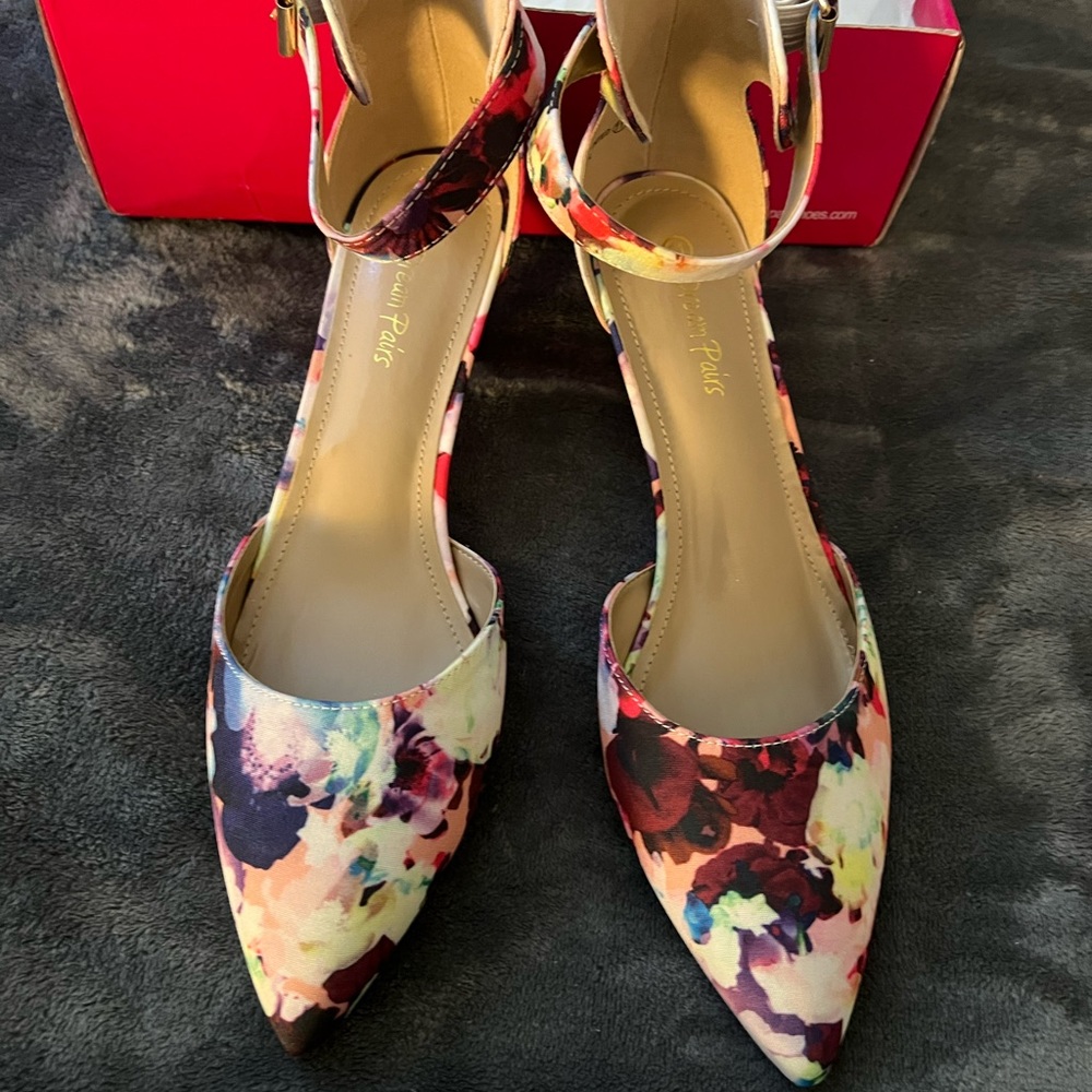 Women’s size 11 Dream Pairs pointed low heel floral heeled sandal NWT